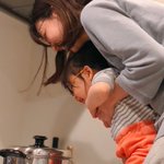 幸せな家庭・ポップコーンを作ってはしゃいでいる可愛い親子!