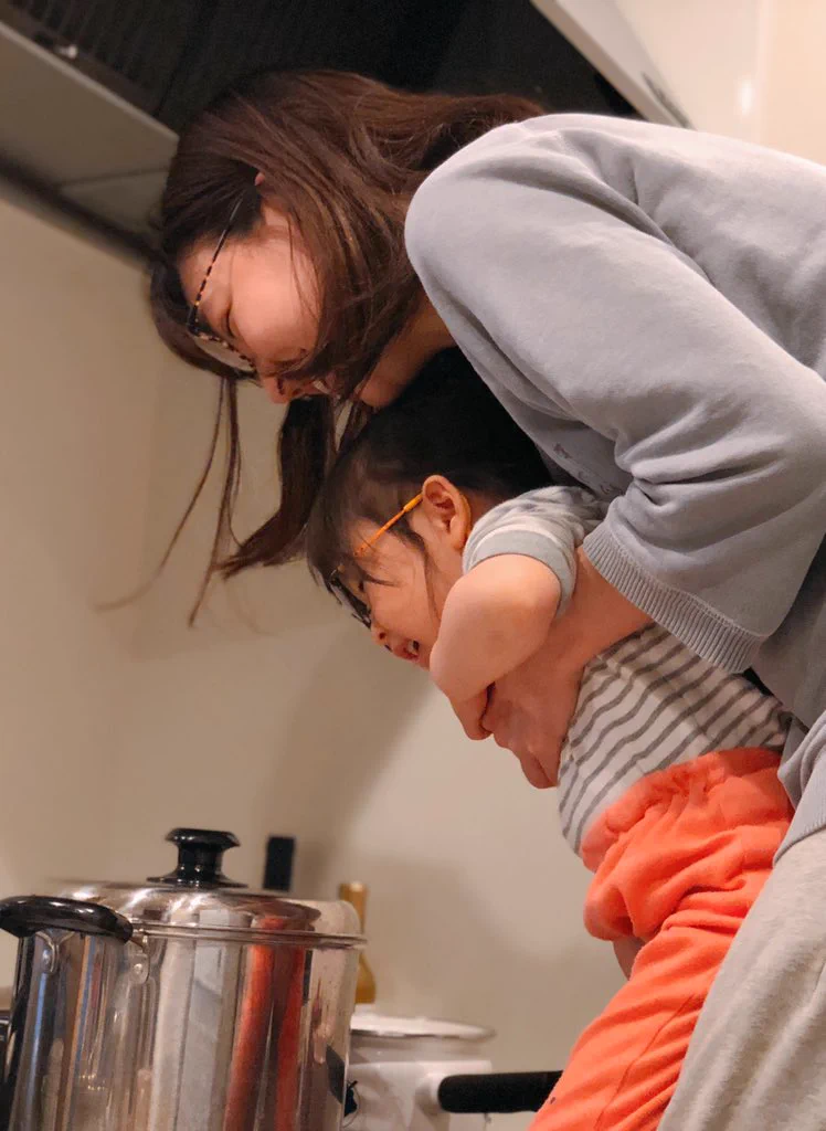 幸せな家庭・ポップコーンを作ってはしゃいでいる可愛い親子！！