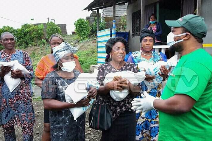 EkwatTV's tweet photo. Apostle John Chi through his Arc of God Ministry distributed basic food items to some people in Buea on Easter sunday.
.
.
.
#cameroon #religion #arcpfGodminiatries #covid19cmr #coronavirus #easter https://t.co/60WHi5Fgar