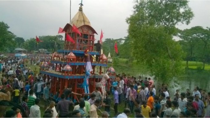 The old temple received significant damage during the 1897 earthquake. Vigraha has been shifted to the new temple now which you can see in the first tweet. There are total 3 Rathas which belong to Shri Gopinathjeu. The total journey is one km long. One of the longest in BD.