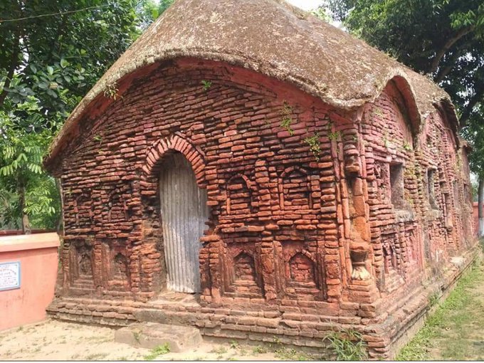 The old temple received significant damage during the 1897 earthquake. Vigraha has been shifted to the new temple now which you can see in the first tweet. There are total 3 Rathas which belong to Shri Gopinathjeu. The total journey is one km long. One of the longest in BD.