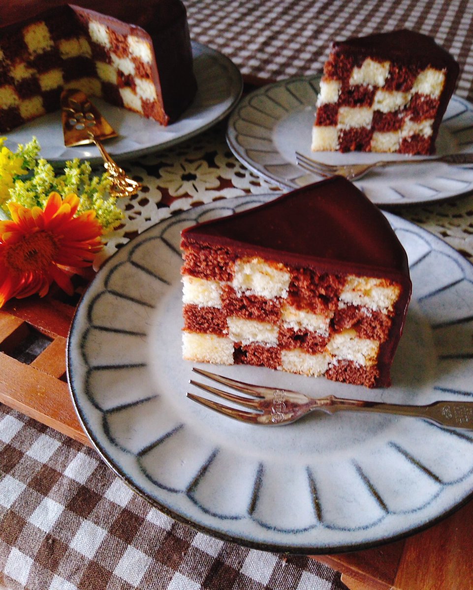 春 Twitterissa サンセバスチャン ダミエ柄チョコレートケーキ 子どもにチョコレートケーキをリクエストされたので 今日のおうち時間はサンセバスチャンに挑戦しました バターケーキとたっぷりの生チョコがおいしい お菓子作り お菓子作り好きな人と