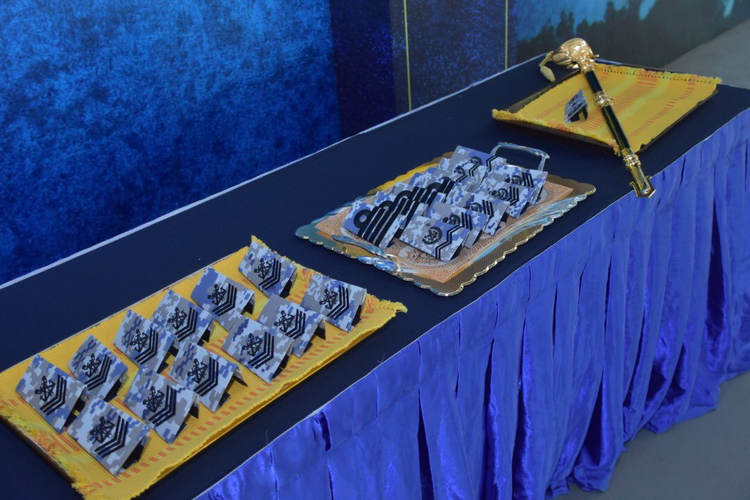 MPA_Barat's tweet photo. Ringkas namun bermakna. 

5 Pegawai TLDM dan 20 Anggota Lain2 Pangkat terima kenaikan pangkat hari ini. Panglima Armada Barat berharap, walaupun dlm keadaan bersederhana &amp; berjaga2, mereka yg diraikan kekal bermotivasi dan terus cemerlang. 

#NavyNews https://t.co/GgJQ5SbWG7