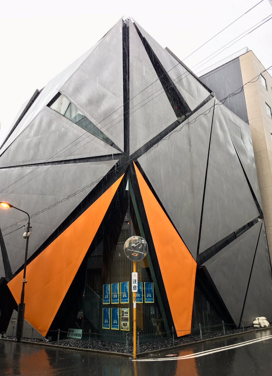 O Xrhsths Nanyodo Sto Twitter お店近くの神保町シアター 外壁一部がオレンジ色に変わっていました シート貼付でしょうか 今日みたいな雨の日は鉄板パネルのスリットに仕掛けられた樋や水切りの効果が見られますね