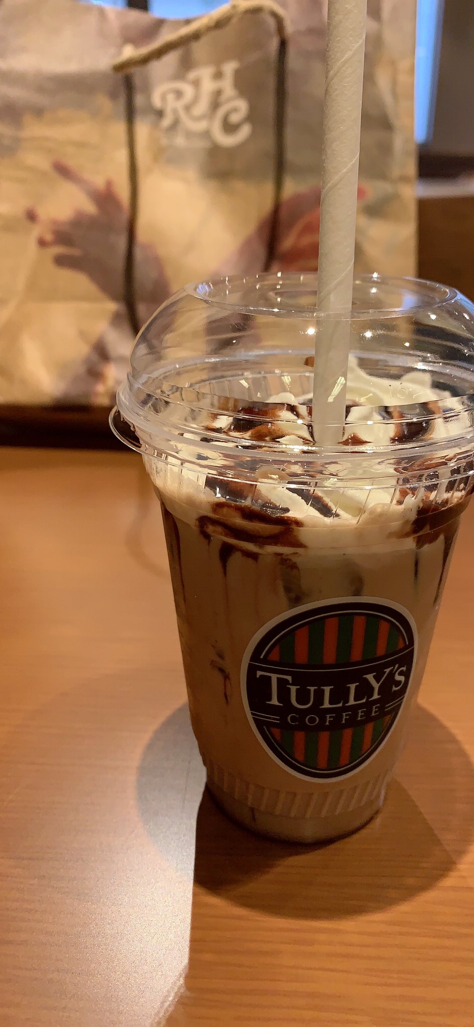 つばっしー 新しくできてずっと行きたかった Hnd T2のタリーズ コーヒー飲めないからいつも通りココアラテだけど紙ストロー飲みづらい T Co Ptf7unihmq Twitter
