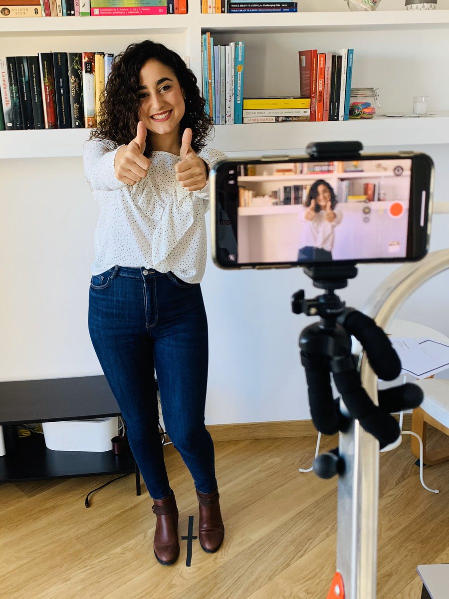 LuciaLopez_C's tweet photo. ¡Tengo una súper noticia! 📺👩🏻‍🏫 El jueves 16 estaré presentando en #AprendemosEnCasa los contenidos de inglés 💬 ¡Desde las 9:00 en @Clan_tve y a partir de las 12:00 en @la2_tve de @rtve! Un proyecto hecho con el ❤️ (y muuuuy poco tiempo) para esta situación tan excepcional. https://t.co/TS2UNamVcL