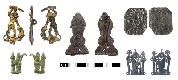 On appelle ça des devotionalia. Fabriqués en étain et en série, ils ne coûtent pas cher, de sorte que même des pauvres pèlerins peuvent en acheter. La vente de ces objets aux pèlerins peut d& #39;ailleurs représenter une source de revenus substantiels pour l& #39;Eglise !