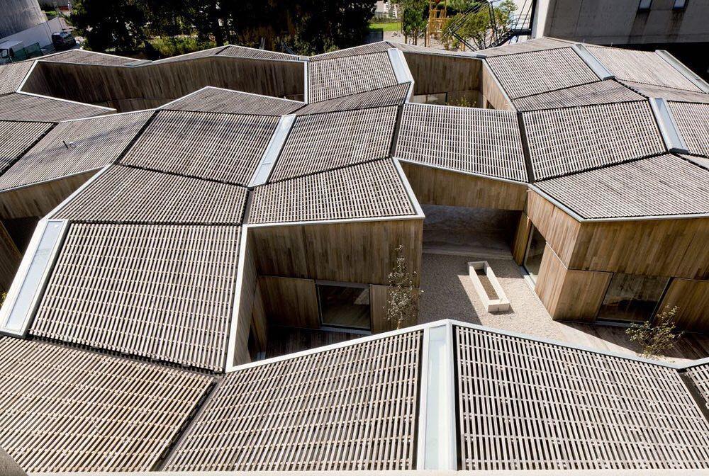 Neverovatan drveni krov na predškolskoj ustanovi #Lugano #switzerland by Architect Bruno Fioretti Marquez #Architecture #school #design #designer #wood #woodenroof