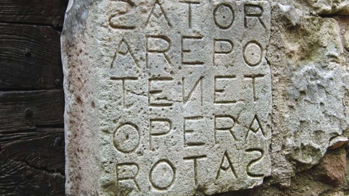 Il s’agit d’une vieille formule magique, dite du « Carré Sator », qui peut se lire dans tous les sens, et dont la plus vieille attestation connue a été trouvée à Pompéi. Coucou la  #teamromains !