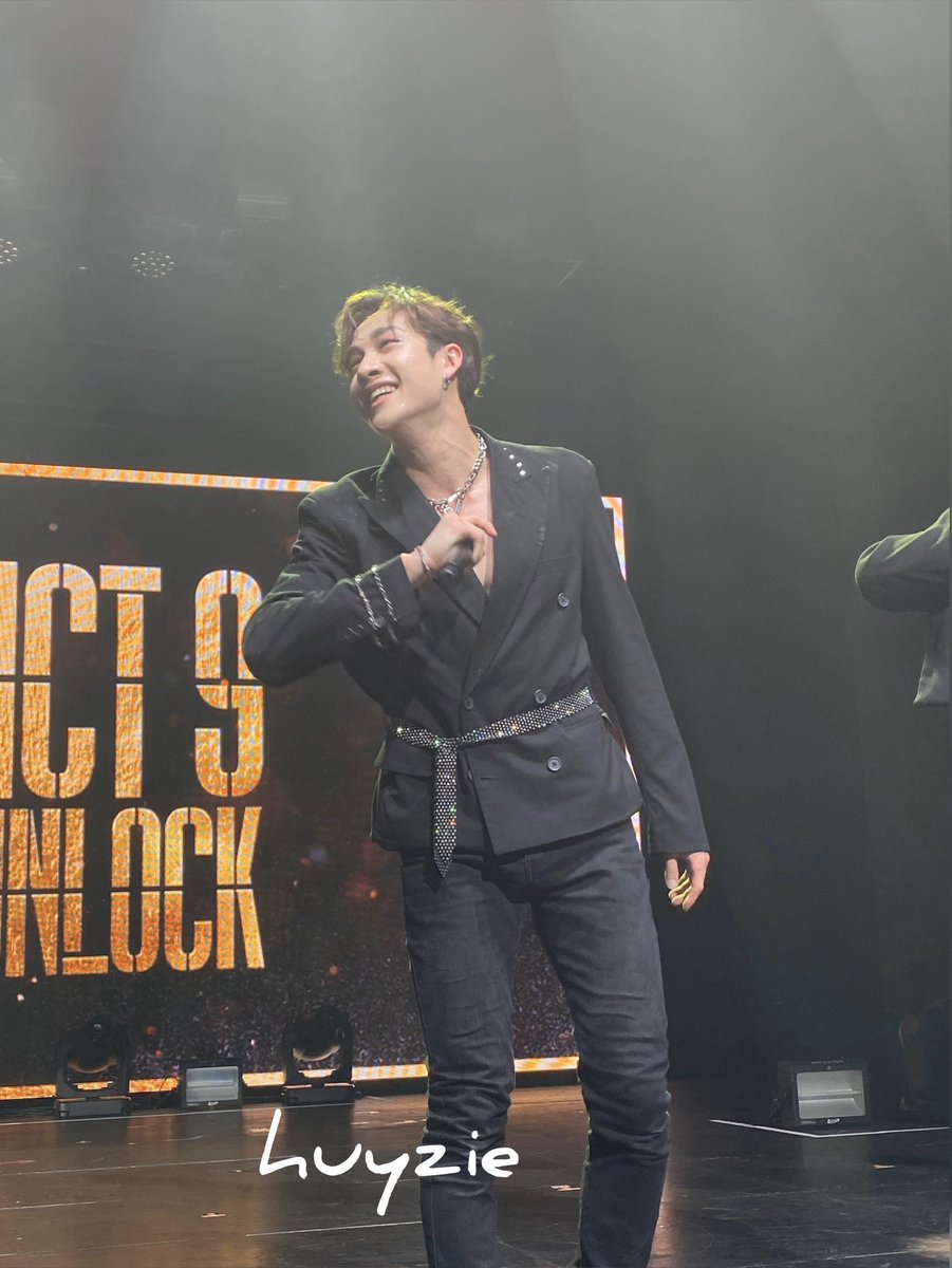 my favorite fantaken pictures of skz at  #SKZUNLOCKinUSA; a thread