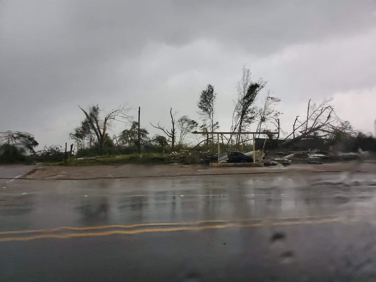 _Radarr's tweet photo. Was right up on the tornado northeast of SoSo, as it crossed Highway 15 near Moss. Of course  didnt get a view of the tornado worth a damn. #Dixielife  Came up on the damage and found a Google image screenshot of a local garage. Not good. #mswx https://t.co/aY7pklLNNV