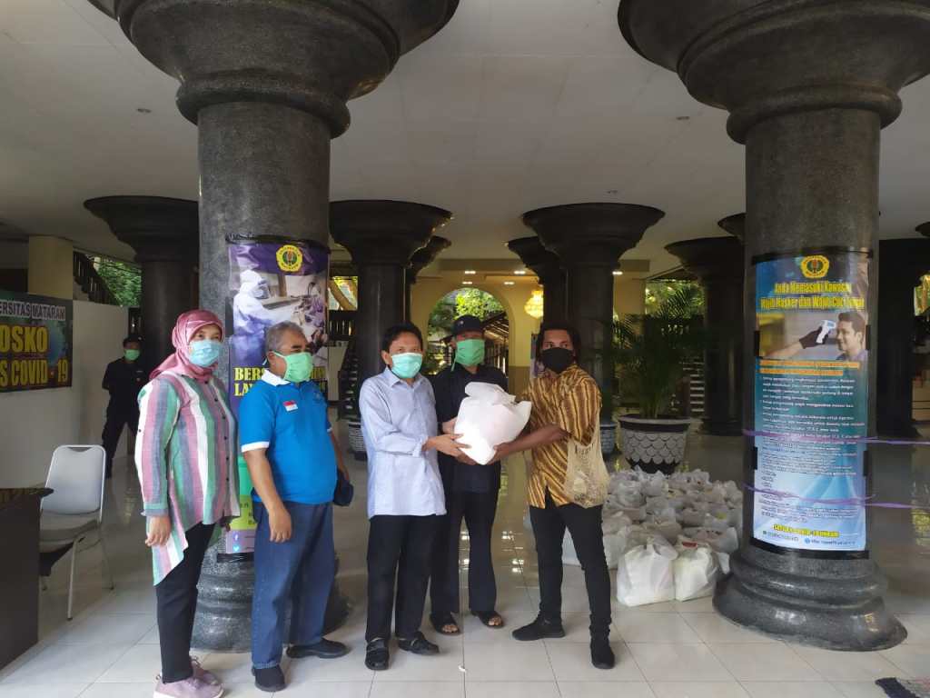 hariannusa_'s tweet photo. Unram Berikan Bantuan Logistik pada Mahasiswa asal Papua https://t.co/7szlNPTOBp https://t.co/lu03gRITNt