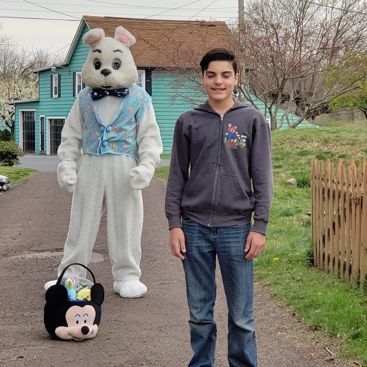 BLKOUT678's tweet photo. Broke my heart to have to be 6 feet away but after 6 weeks apart , I think his Easter was pretty awesome. https://t.co/6Xtb6b0st0
