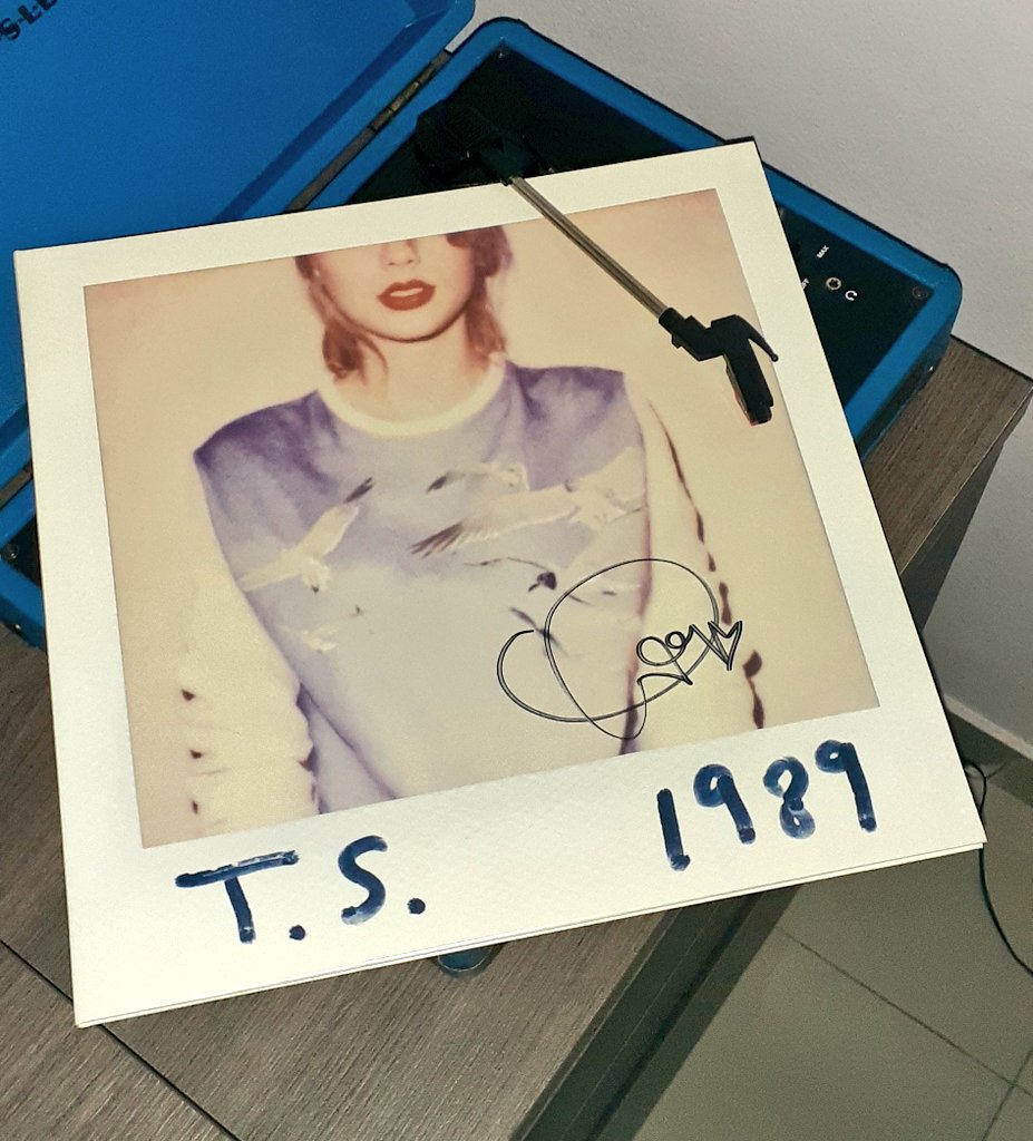 renanwoodsen's tweet photo. @updateswiftbr AOTY década de 2010 autografado, tudo pra mim! 😫❤ #TaylorSwift #1989DaysOf1989 #1989 https://t.co/aW8dhGeUE3