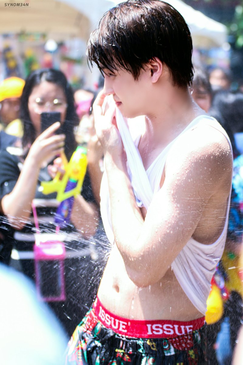SYNOM34N's tweet photo. เซ็ตในตำนาน ยอดรีถล่มทลาย 2ปีผ่านไป
วันนั้นแทบจะหยิบกล้องไม่ทัน เสี้ยววิเองนะที่เปิด แต่ละกล้องคือกดไปเป็นร้อยเชื่อดิ! แอดก็ได้ด้านข้างมาแบบเสียด๊ายยยยเสียดาย 
#สงกรานต์ทิพย์2020
#สงกรานต์2563
#MeanPhiravich 
#M34NION https://t.co/9mJZ8d7WxP