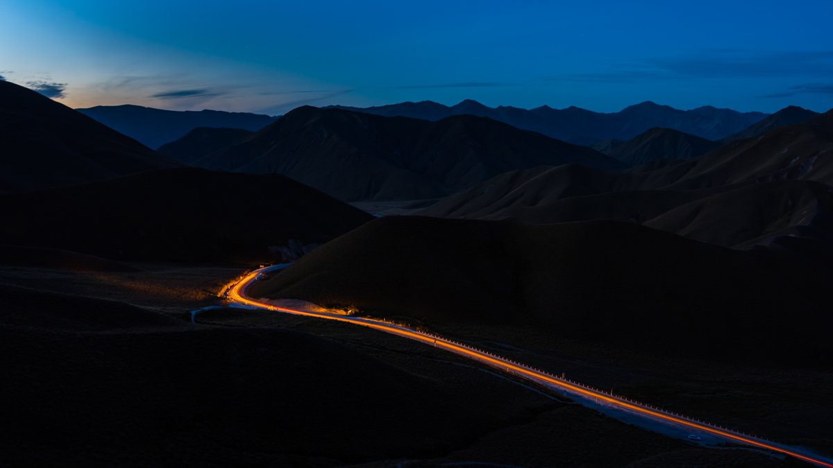 Back down south & the Lindis Pass (971m) between Central Otago & the mighty Mackenzie country in the middle of the South Island, Aotearoa, is a favourite for photographers & painters alike.This  #BitsOfNewZealand is the highest pass in the South. Lends itself to night pics too