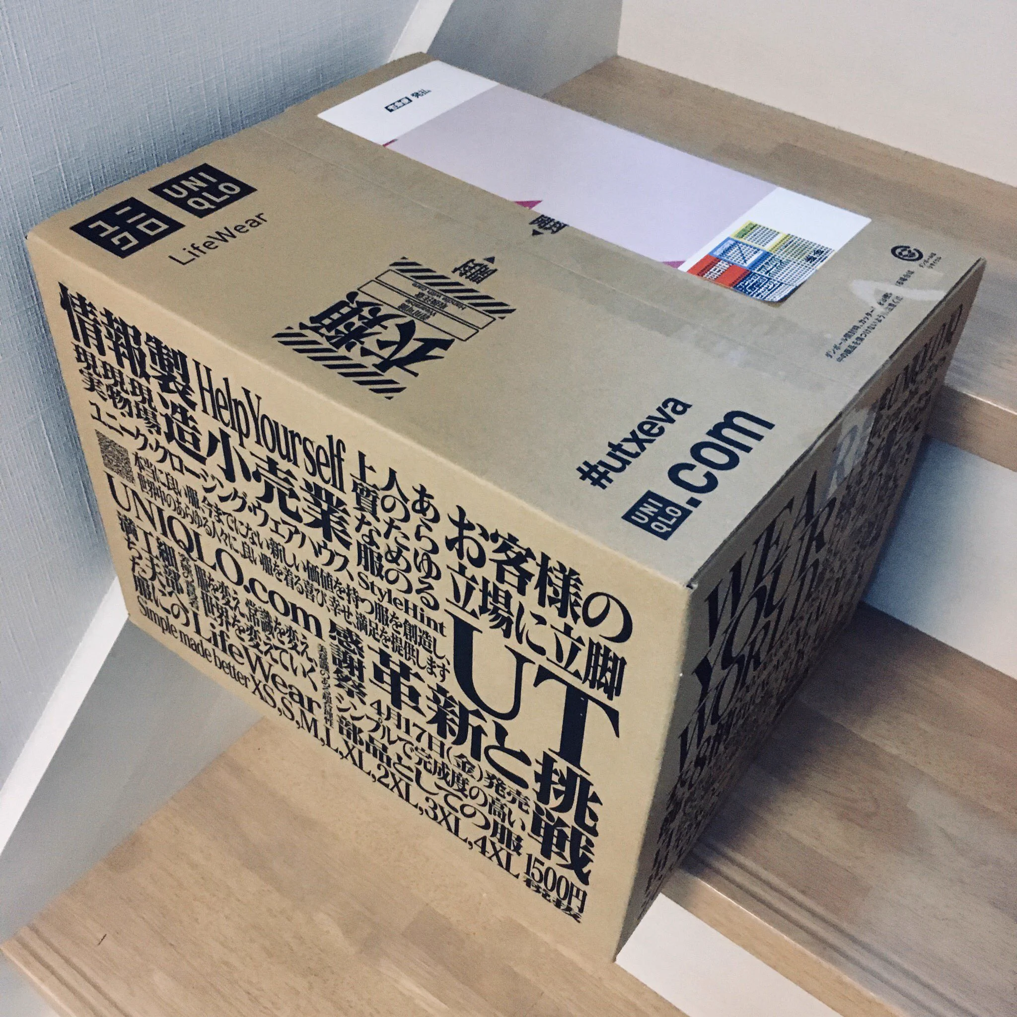 ＵＮＩＱＬＯをネットで購入したら、ものすごい箱で来た！！ユニクロで服を買ったら、こんな箱で届いた。 緊急事態宣言下でこのデザインだと、衣服が配給されてるディストピアっぽさあるな…エヴァとのコラボ