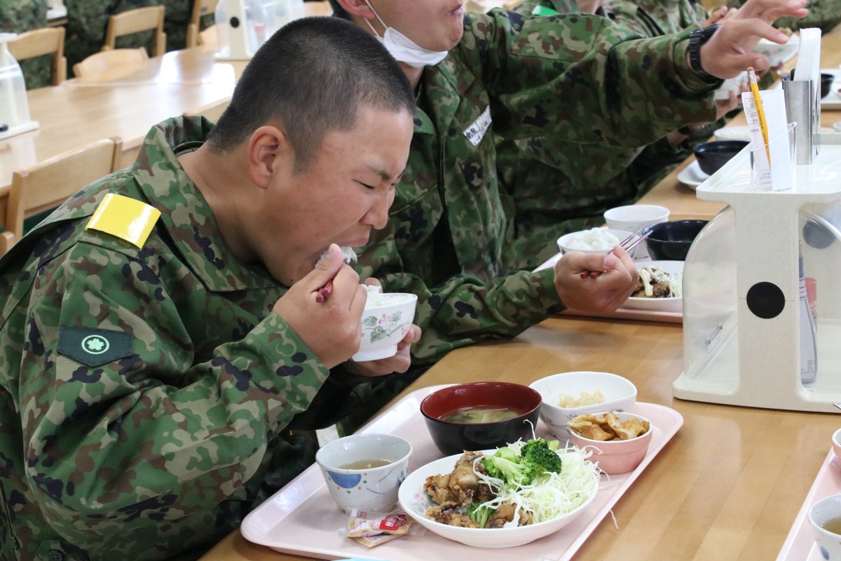 陸上自衛隊 大村駐屯地 A Twitter 令和２年度自衛官候補生課程 毎日の楽しみは ずばり食事 今日も美味しい食事をガッツリ食べています 美味しい食事は 管理栄養士さんが考えてくれてます いっぱい食べて大きくなります 大村駐屯地 今日のお昼ご飯