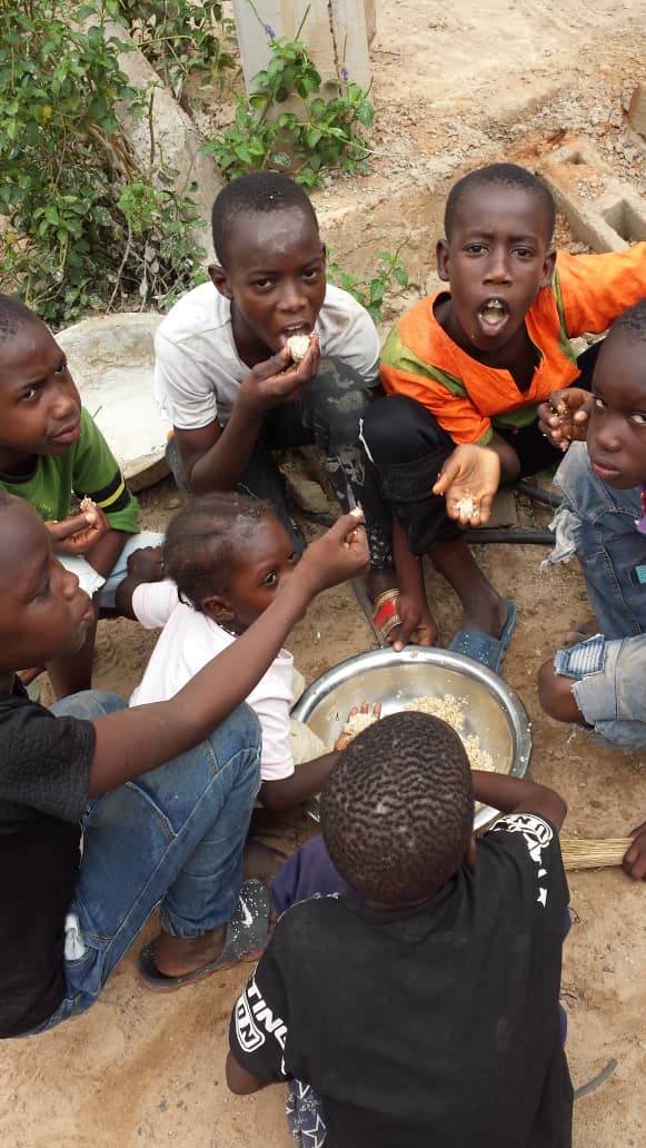 Can you believe that more than  seven people eat at one basin.. It too serious my siblings are starving we need help..