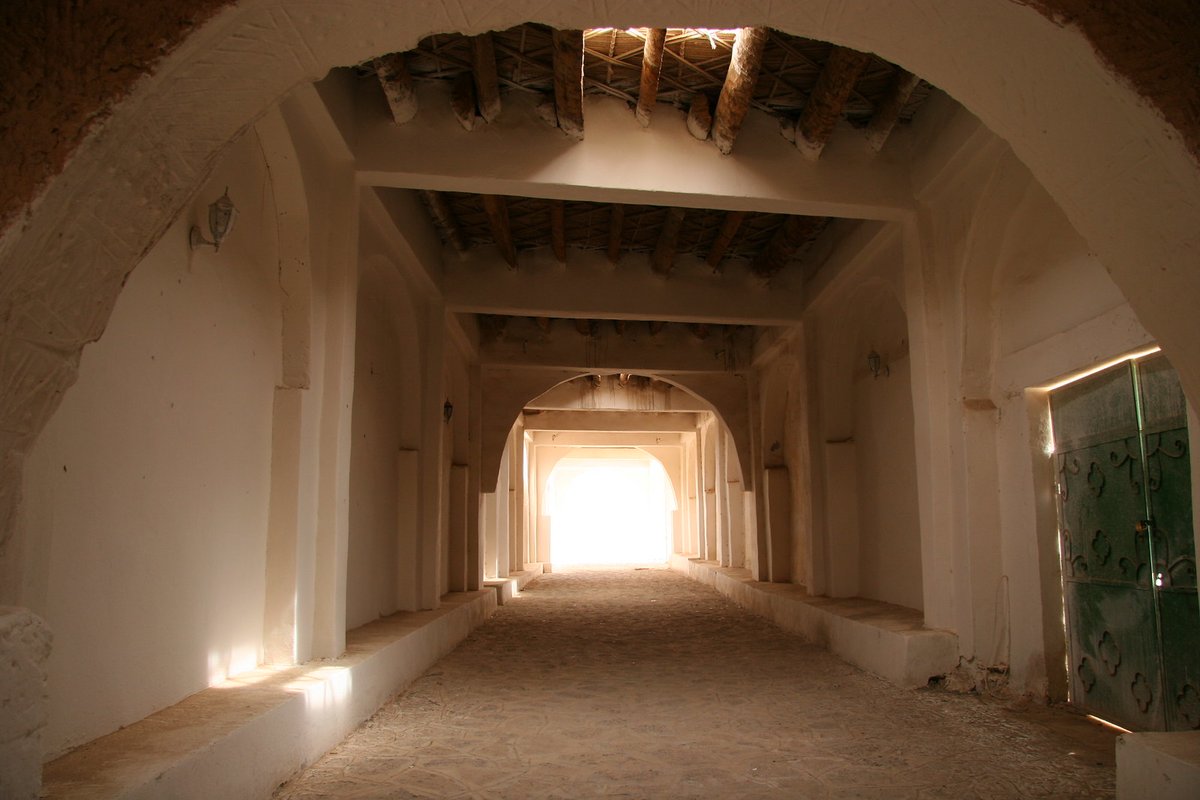 The alleys are not straight for a purpose: they are broken and sharply curved to break the strong desert winds from entering. While the outside averages 41 °C (106 °F) on summer days, the alley stay cool at around 25 °C (77 °F). There are plenty of resting places everywhere.