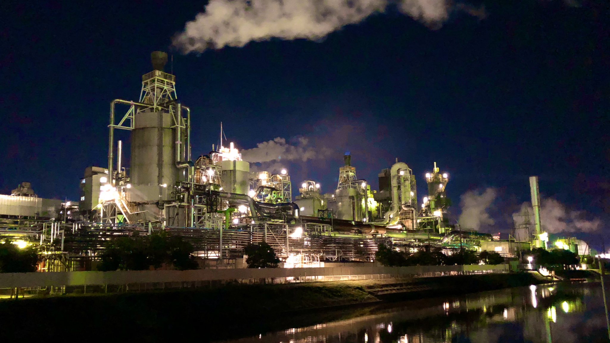 Gata Tetsu 新潟市東区は 工場夜景 が素晴らしい インスタ映え確実 新潟市民 いや東区民の皆さん この素敵な光景 もっと自慢して欲しい 新潟県 新潟 新潟市 新潟市東区 写真 工場夜景 Twitter新潟旅 新潟カメラ T Co