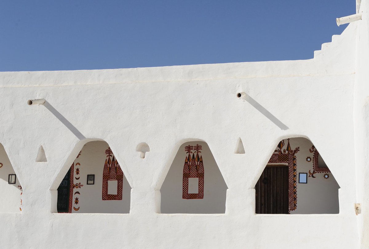 The houses are built on granite foundations, walls are of adobe bricks, and ceilings of palm tree stumps with clay and brick to create a think roof strong enough to bear further floors or outdoor activities. All material is easily sourced in the immediate vicinity of the city.