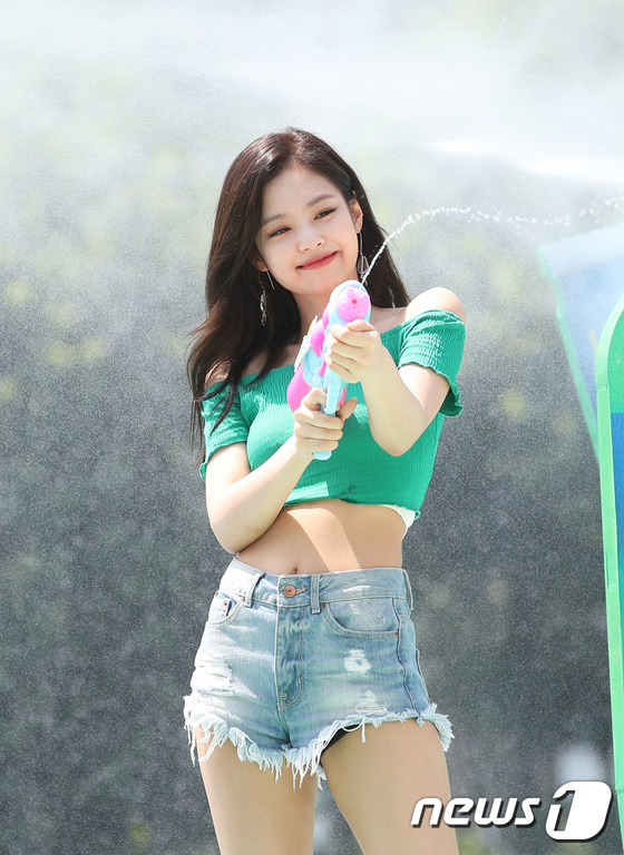 มา! เธรด แจกรูปน้องเจนเล่นน้ำ(สงกรานต์) เลยละกัน  #JENNIE   #สงกรานต์2563