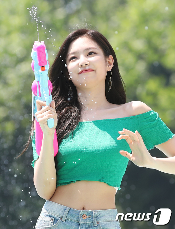 มา! เธรด แจกรูปน้องเจนเล่นน้ำ(สงกรานต์) เลยละกัน  #JENNIE   #สงกรานต์2563