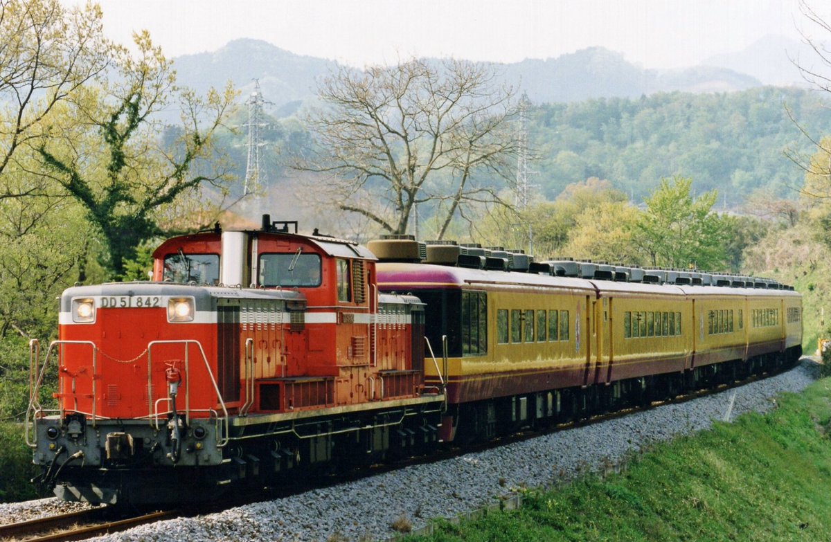 19年前の今日、2001年4月22日に撮ったやつ。 当時はEF64-1052が原色で