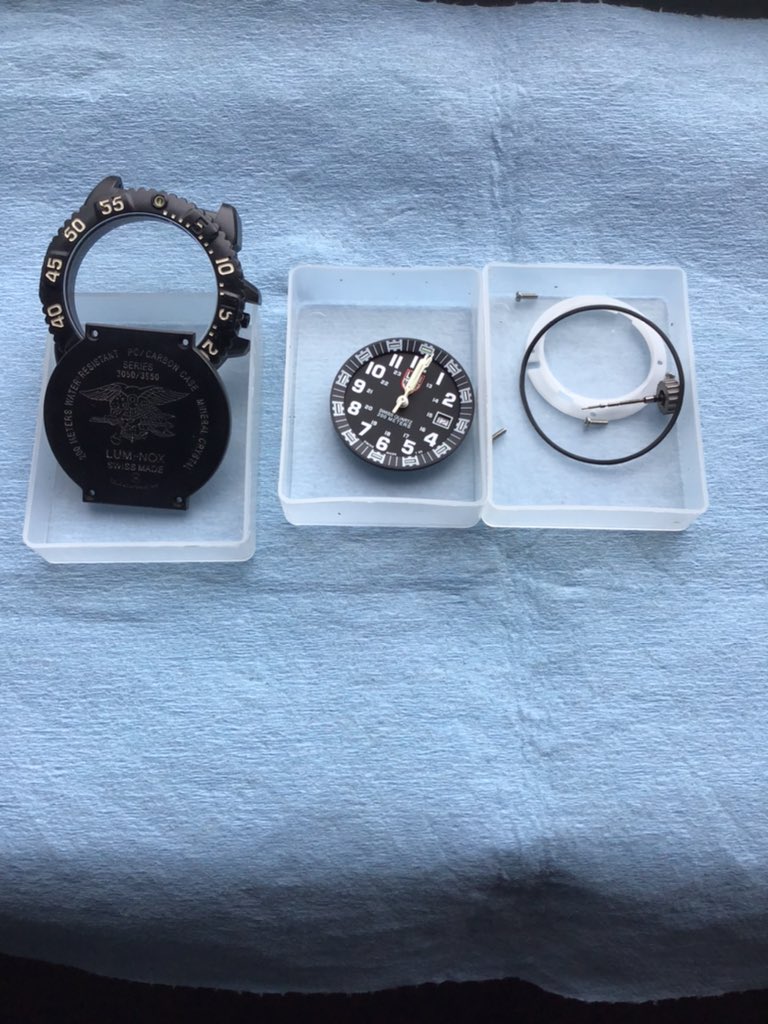 handmader777's tweet photo. 今日はルミノックスの修理依頼です⌚️
依頼主さんからは、動くかもわからない。見栄えも良く直してくれとのこと😥
試されてるのかな❓
ムーブメントは動いたので一安心😃
ガラス交換もできましたが、ベゼルの塗装の剥げを直すのに時間がかかります😓

負けませんよ♫

#ルミノックス https://t.co/9vCvzgQUOX