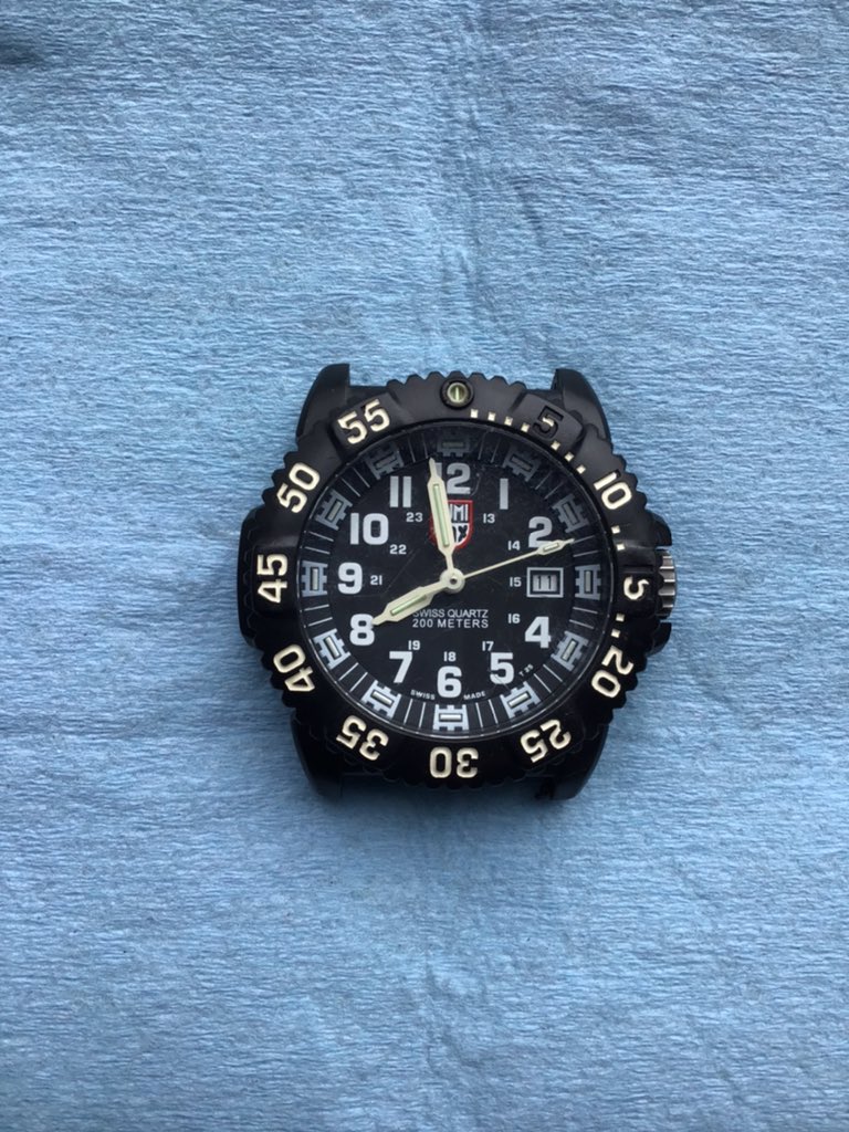 handmader777's tweet photo. 今日はルミノックスの修理依頼です⌚️
依頼主さんからは、動くかもわからない。見栄えも良く直してくれとのこと😥
試されてるのかな❓
ムーブメントは動いたので一安心😃
ガラス交換もできましたが、ベゼルの塗装の剥げを直すのに時間がかかります😓

負けませんよ♫

#ルミノックス https://t.co/9vCvzgQUOX