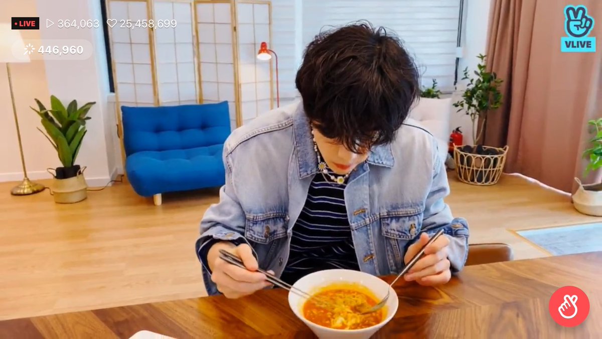 Online date with my boyfriend. Though I’ll make sure for him to cook me some ramen next time.

Also psh. It’s true that Mark Tuan is getting handsome day by day.