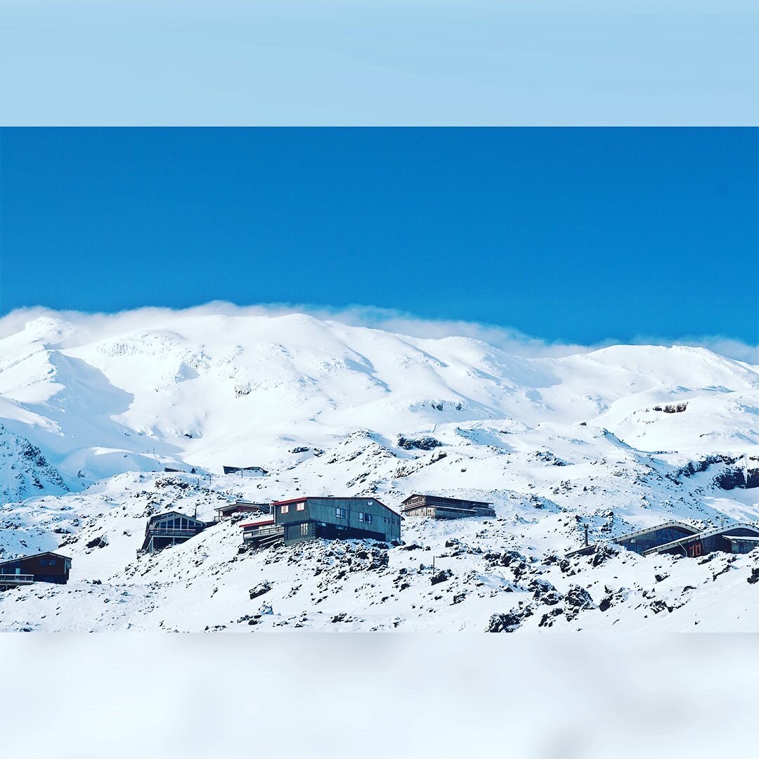 SurferColin's tweet photo. It’s not to far off when we start getting a snowfall on the mountains down South, okay it’s a few months away but hey.... #mtruapehu #taupho #newzealand #mountains #bench #snow #snowfields #skifield #landscape #cold https://t.co/De3a0WyQ5C