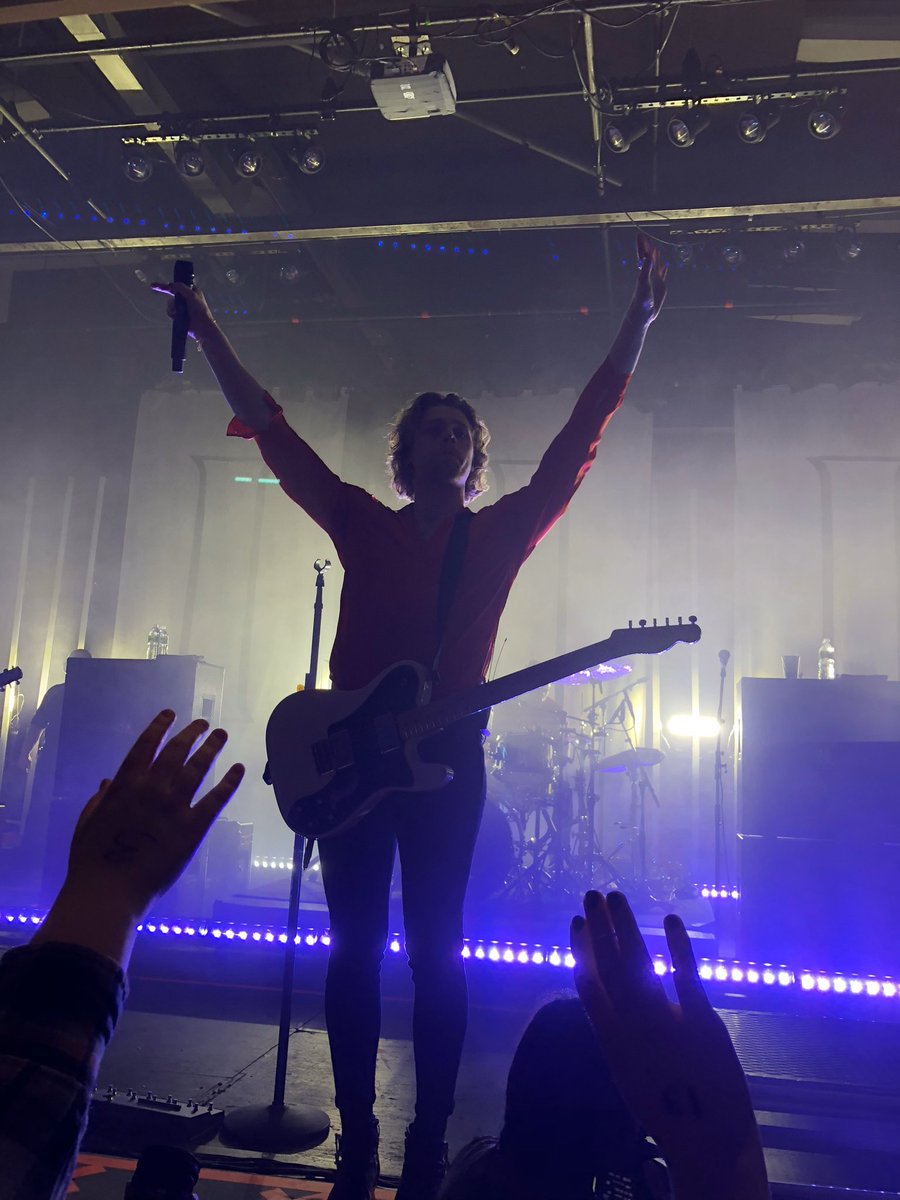 Luke Hemmings as flower aesthetics. A thread
