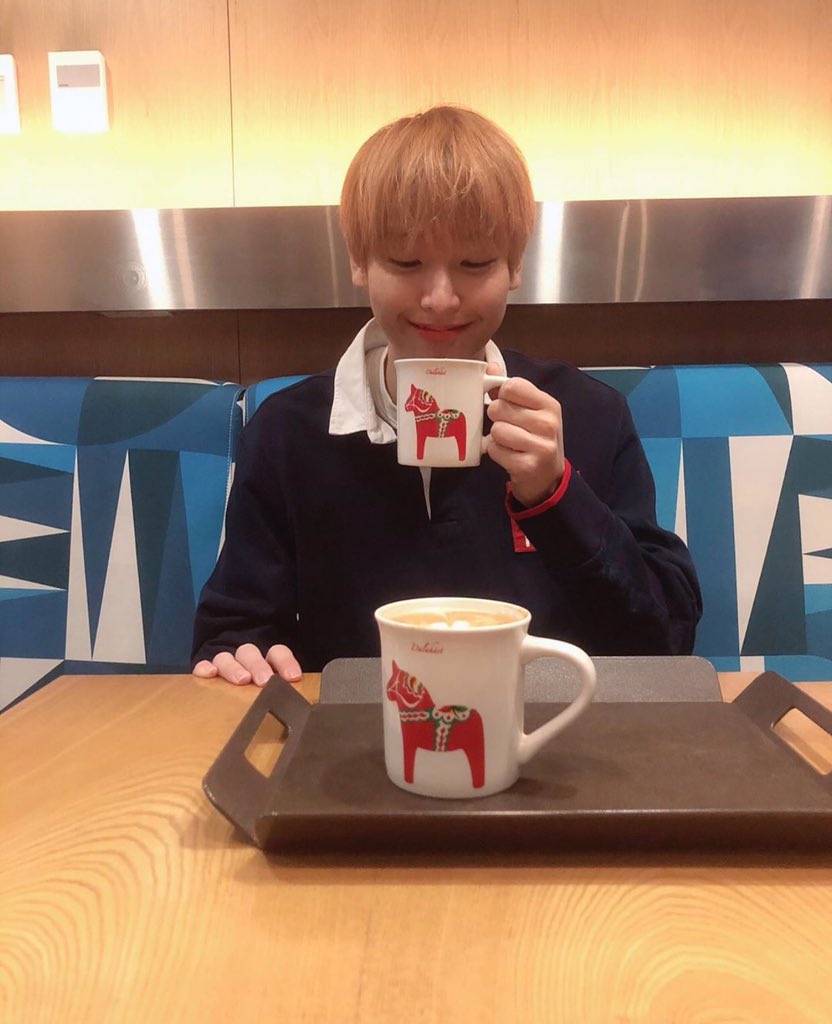 𝖨𝗇𝗌𝖾𝗈𝗇𝗀- makes you laugh with his gestures- will sing for you- hugs, long one- pats your head and kisses your forehead- "wanna go on a coffee date?"