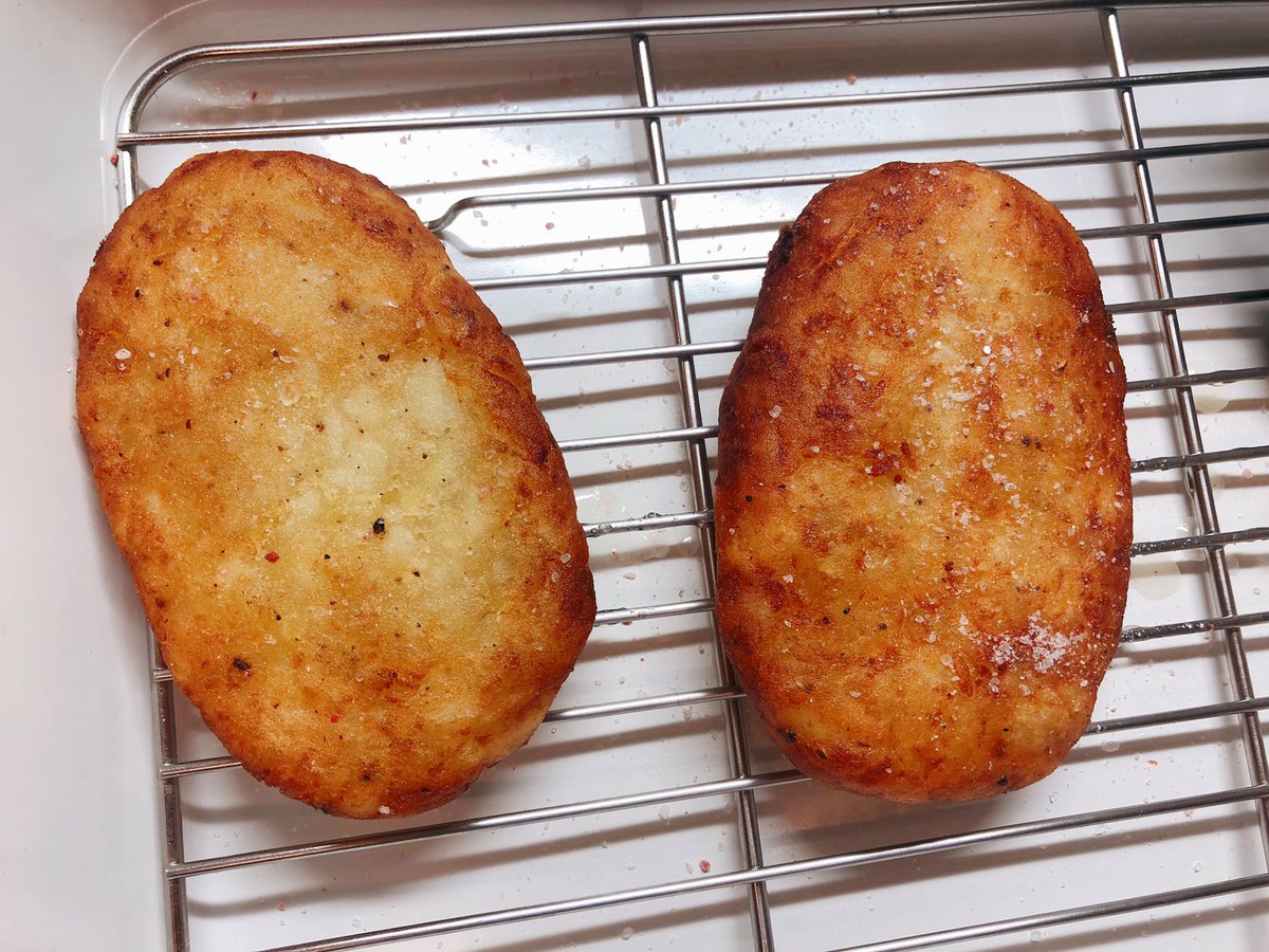 おりえ 先日マクドナルドのフィレオフィッシュの作り方をテレビでやっておりまして 海外の工場で加工 冷凍してそれを揚げていたのを思い出しました ベルギーのフリッツなどは二度揚げするのがデフォルトなのでそれに倣ったものかも知れませんね