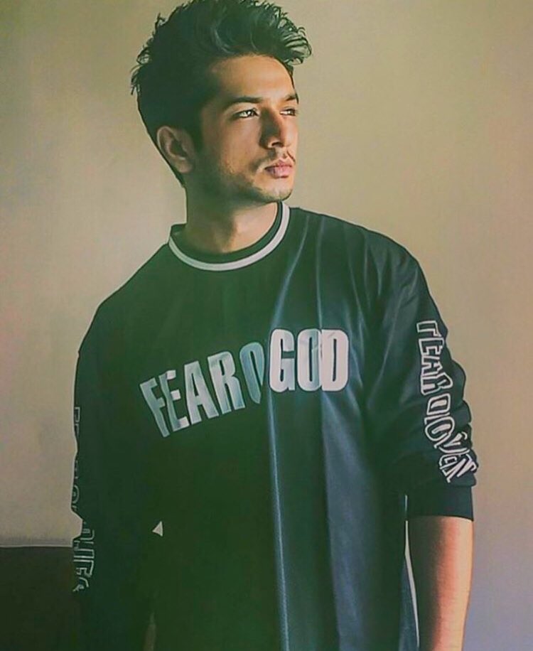 When helping the poor,
Leave the camera at home 📵❌📸...
.
.
.
.
.
#FahadAli #covid19 #coronavirus #stayhome #staysafe