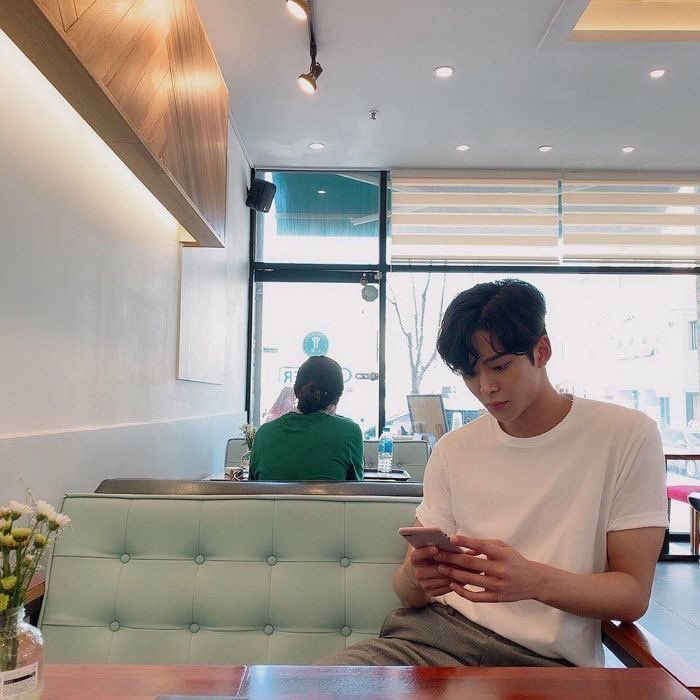 𝖱𝗈𝗐𝗈𝗈𝗇- literally your umbrella- loves to hug you because of your height differences- forehead kisses- will cook foods for you- makes you sleep on his shoulder while holding your hands