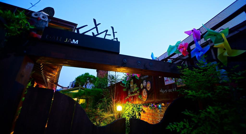 yujin& #39;s family& #39;s guest house in jeonju hanok village단잠 게스트하우스 Dan Jam Guest House
