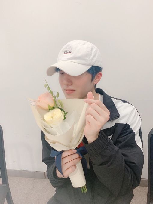 𝖢𝗁𝖺𝗇𝗂- sulky but a peck on the lips will do (even though he doesn& #39;t want skinship but if it is you he& #39;s fine with it)- open snack bags for you to eat- buys you flowers- will dance for you- will watch movies with you