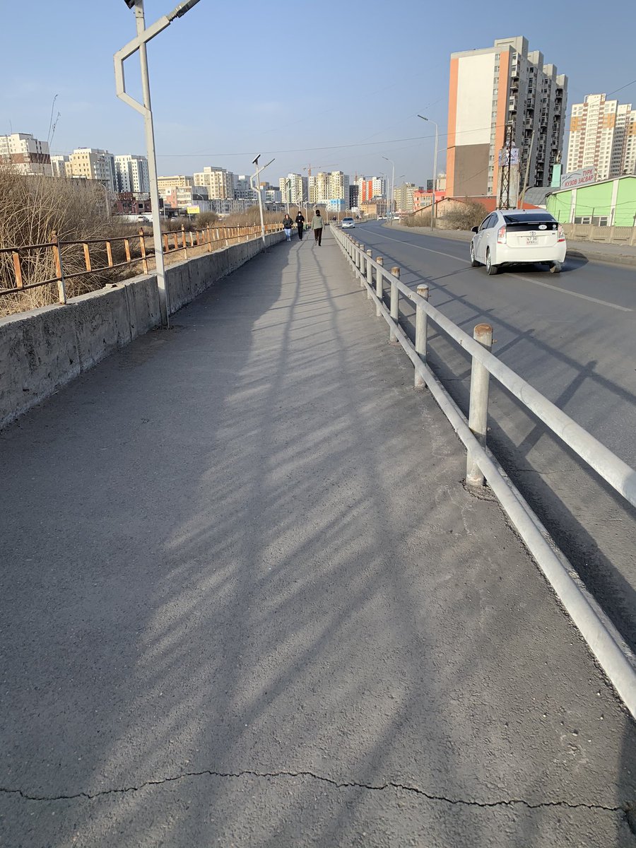 Өглөө гүйдэг хүн улам ихсээд байна да. Өглөө 05:00 эхлээд орой болтол хүмүүс их л гүйцгээж бна. Дулаараад дунд голын хог энэ замыг жаахан тохижуулмаар л б на. Гар бие оролцоход бэлэн олон хүмүүс байгаа <a href="/AmarsaikhanS/">Cайнбуянгийн Амарсайхан</a>