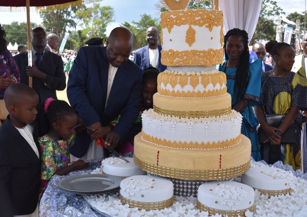 BugandaKingdom_'s tweet photo. Leero ge mazaalibwa ga Ssaabasajja Kabaka Ronald Muwenda Mutebi II ag'e 65. Weereza obubaka obuyozayoza Beene wamu n'olulyo Olulangira okutuuka ku kkula lino. #KabakaWange https://t.co/aOTnFY30Oj