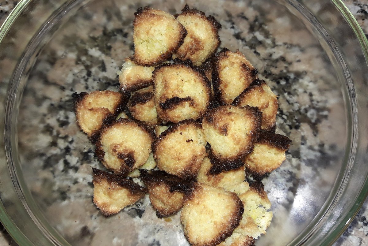lachispi1's tweet photo. Basta.
Suspendo la elaboración de
#Coquitos #Struffoli #MiniRogel #BombonesDeAvenaYCoco
para consumo de esta familia encuarentenada.
Y mañana empiezo la dieta
🤷🏽♀️ 😢😭 https://t.co/RMxALM8USa
