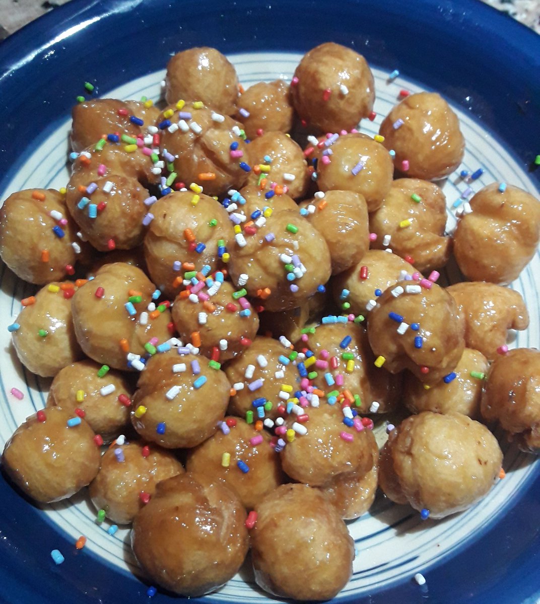 lachispi1's tweet photo. Basta.
Suspendo la elaboración de
#Coquitos #Struffoli #MiniRogel #BombonesDeAvenaYCoco
para consumo de esta familia encuarentenada.
Y mañana empiezo la dieta
🤷🏽♀️ 😢😭 https://t.co/RMxALM8USa