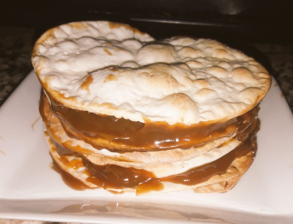 lachispi1's tweet photo. Basta.
Suspendo la elaboración de
#Coquitos #Struffoli #MiniRogel #BombonesDeAvenaYCoco
para consumo de esta familia encuarentenada.
Y mañana empiezo la dieta
🤷🏽♀️ 😢😭 https://t.co/RMxALM8USa
