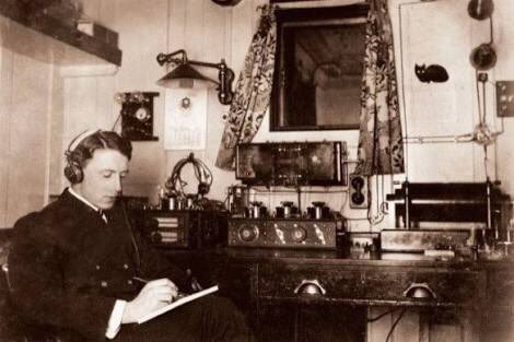 Ada kejadian apa lagi di tanggal 13 April 1912?Yes, mesin nirkabel di Marconi Room yg dioperasikan Harold Bride & Jack Phillips rusak Kedua orang ini melaporkan ke atasan. Dibilang apa? “Udah biarin aja, nanti di New York dibenerin, kalian bukan ahli mesin, ntar malah rusak”