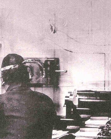 Ada kejadian apa lagi di tanggal 13 April 1912?Yes, mesin nirkabel di Marconi Room yg dioperasikan Harold Bride & Jack Phillips rusak Kedua orang ini melaporkan ke atasan. Dibilang apa? “Udah biarin aja, nanti di New York dibenerin, kalian bukan ahli mesin, ntar malah rusak”