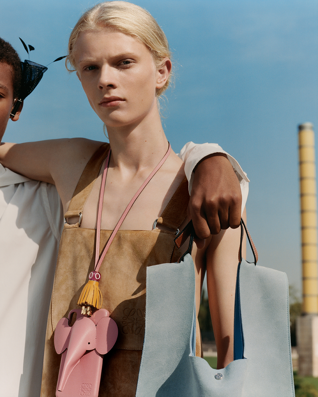 ট ইট র Loewe Japan ロエベ ジャパン ロエベ年春夏メンズコレクションのパブリケーションでは アメリカの若手写真家 タイラー ミッチェルとの2度目のコラボレーションが実現 遊牧民 をテーマにした撮影は バルセロナのオリンピックパークで行