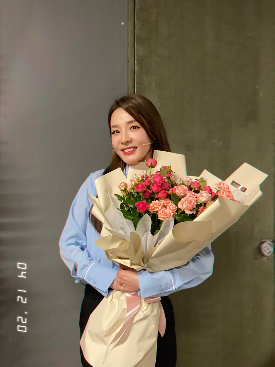 krungy21's tweet photo. 요즘 너무 바쁜데😭 그래두 누나 뮤지컬 보고 가겠다며 2시 공연에 응원하러 와준 승훈이랑 승윤이💘 짜식들... ㅠ.ㅠ 꽃 까지 사들구 이렇게 누나 감동하게..💐 고맙당.. 😆 언제 이렇게컸어! 애기애기 했었는데 이제는 너무나 든든한 동생들~ 😀👍 #위너 #winner # #remember 💙💙💙💙 #또오해영 https://t.co/vuFsdF5Whp