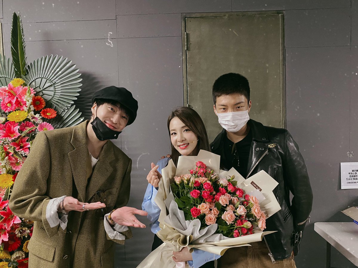 krungy21's tweet photo. 요즘 너무 바쁜데😭 그래두 누나 뮤지컬 보고 가겠다며 2시 공연에 응원하러 와준 승훈이랑 승윤이💘 짜식들... ㅠ.ㅠ 꽃 까지 사들구 이렇게 누나 감동하게..💐 고맙당.. 😆 언제 이렇게컸어! 애기애기 했었는데 이제는 너무나 든든한 동생들~ 😀👍 #위너 #winner # #remember 💙💙💙💙 #또오해영 https://t.co/vuFsdF5Whp
